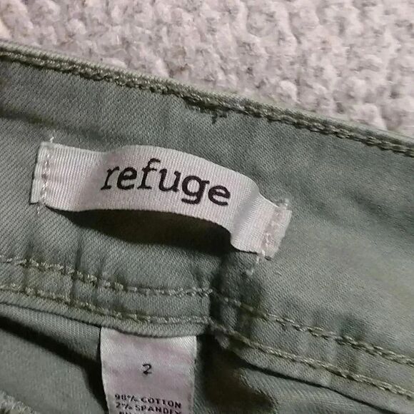 Refuge size 2 distressed jeans with cuff to bottom and gold button - Picture 5 of 7